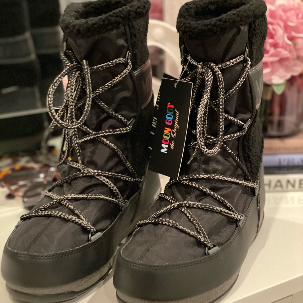 Moon boots brand new